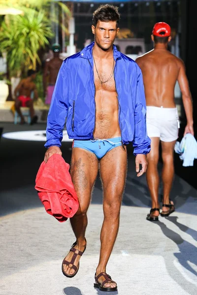 Look 19
